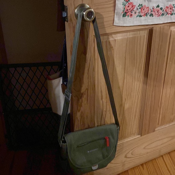 NWT Sherpani purse. Strap is adjustable. Comes with small wallet/card holder. - Picture 2 of 7